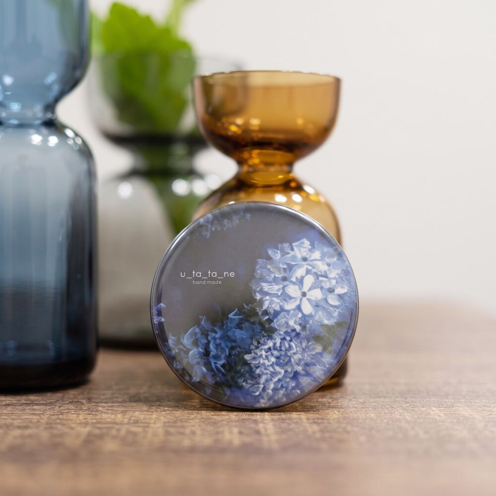 Handmade round tin with a hydrangea motif, branded u_ta_ta_ne